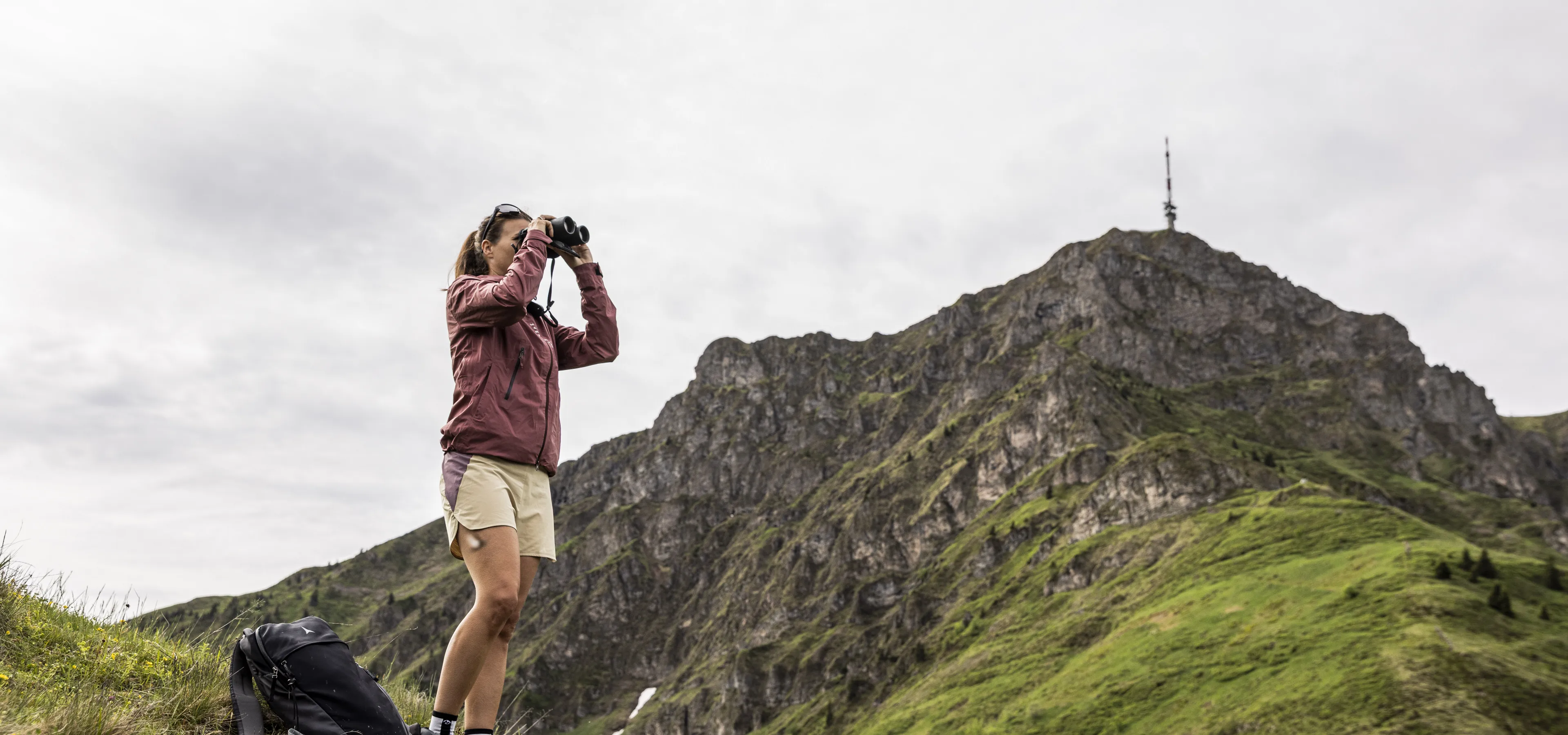 Wandererin fotografiert die Berglandschaft bei St. Johann