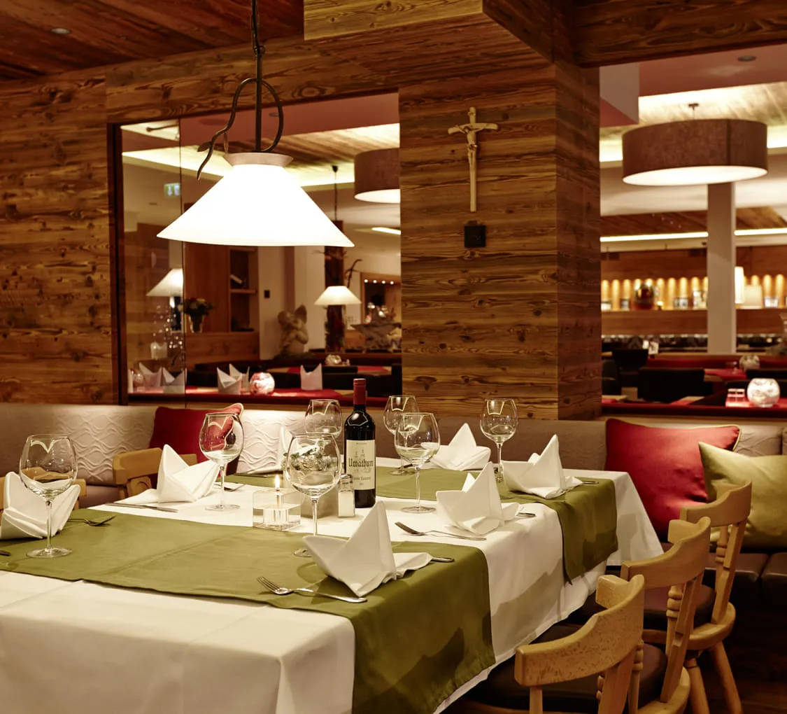 Elegantes Restaurant mit Holzwänden und gedecktem Tisch