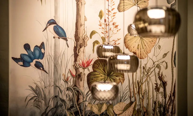 Wandmalerei mit Vögeln und hängenden Lampen