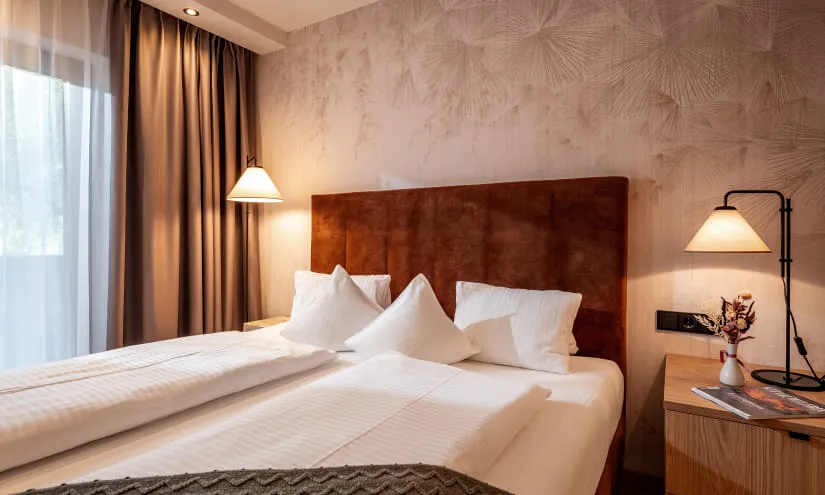 Helles Hotelzimmer mit Doppelbett und moderner Einrichtung