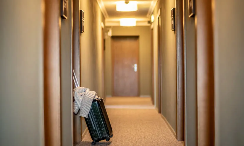 Flur mit Zimmern und einem Gepäckstück im Hotel Gasthof