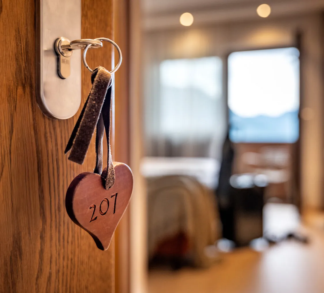 Zimmertür mit Schlüsselanhänger 207 im Hotel Gasthof