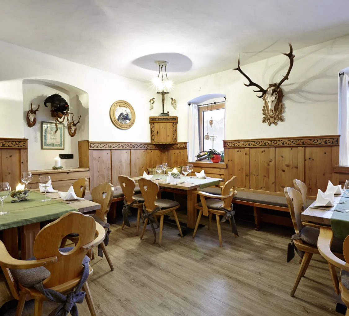 Gemütlicher Speisesaal mit Holzdekor und Jagdtrophäen