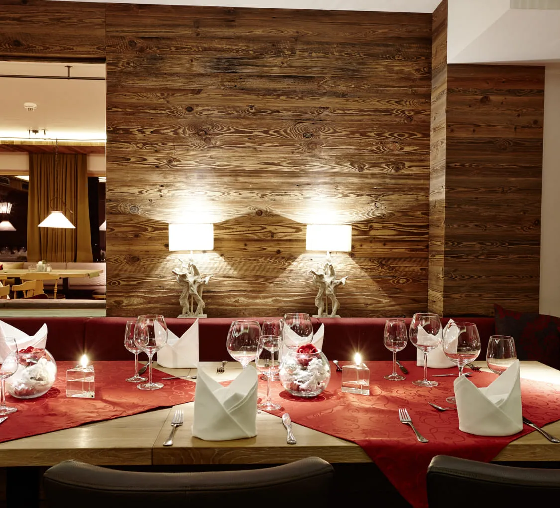 Restaurant mit Holzdekor und roter Tischdekoration