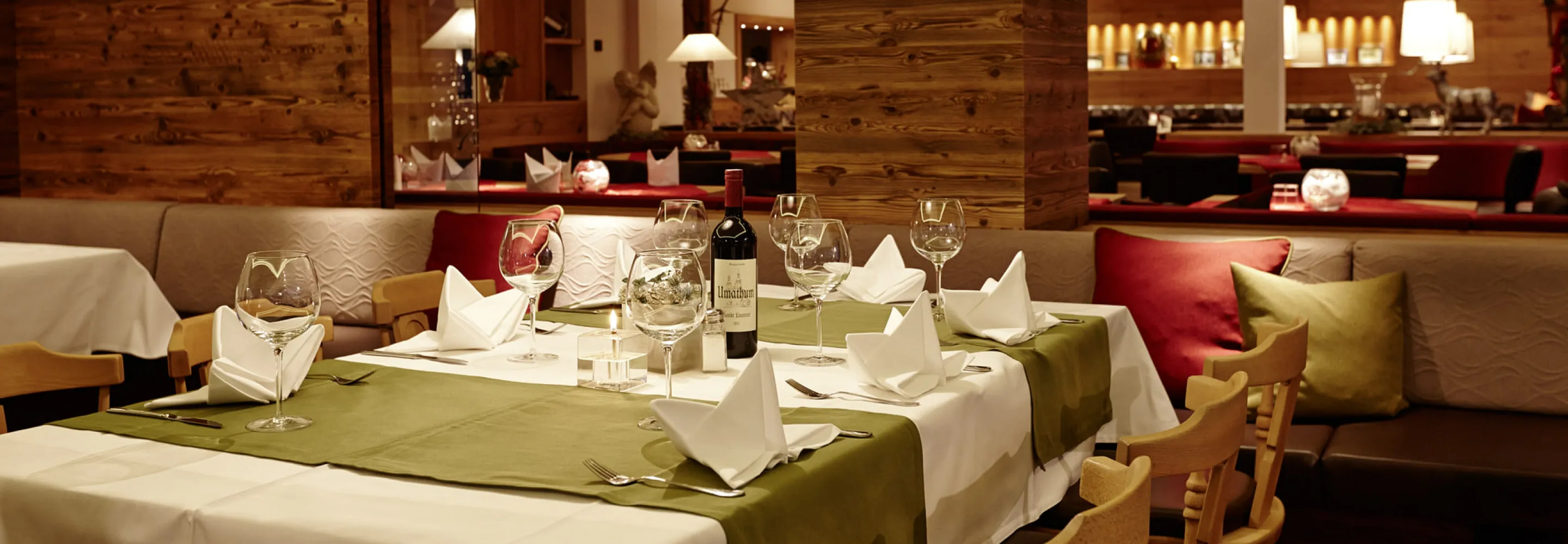 Elegant gedeckter Tisch in einem Restaurant mit Holzinterieur
