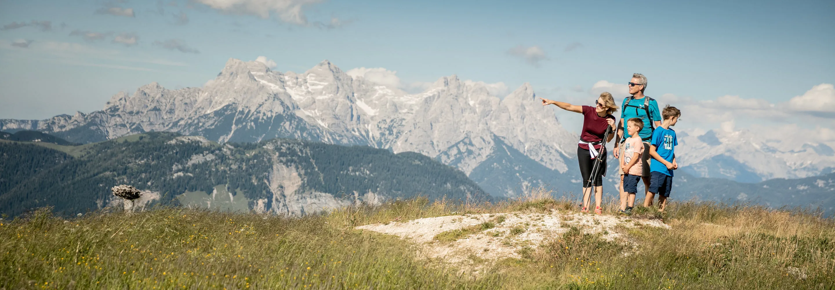 Familie auf einer Bergwiese in St. Johann in Tirol