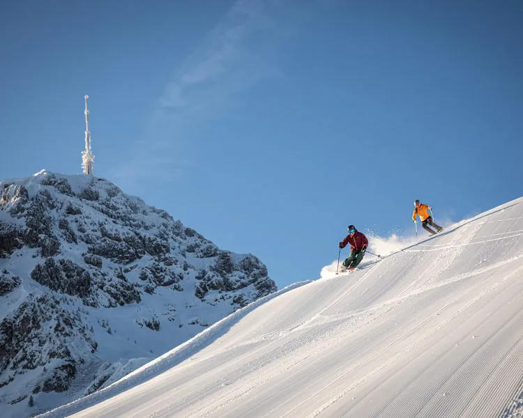 Skifahrer auf verschneiter Piste in St. Johann in Tirol