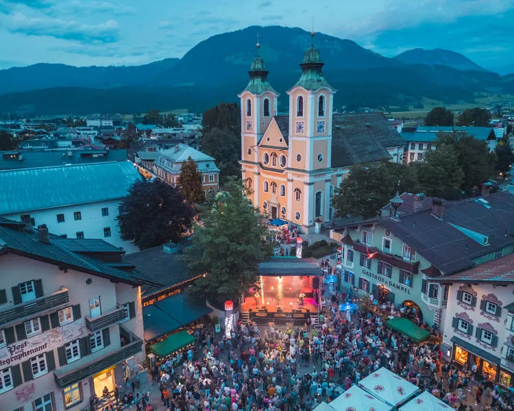 Bühne mit Publikum in St. Johann in Tirol bei Dämmerung