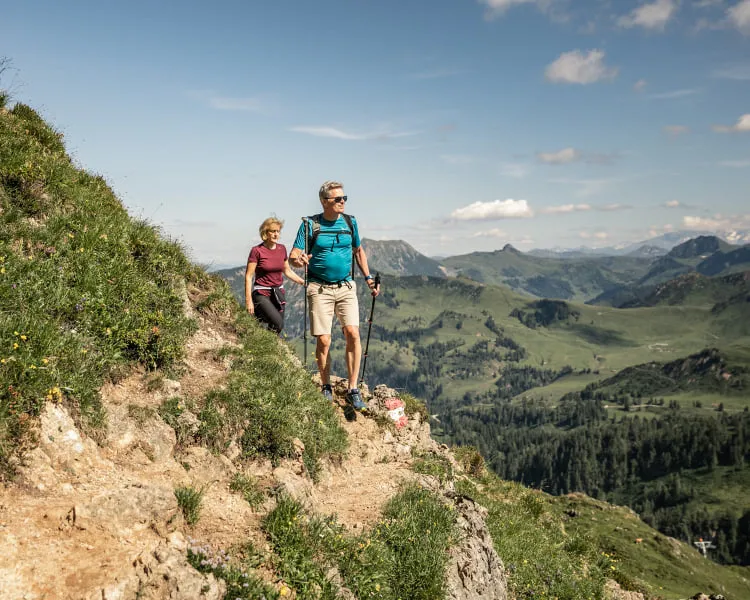 Wanderer in den Bergen von St. Johann in Tirol