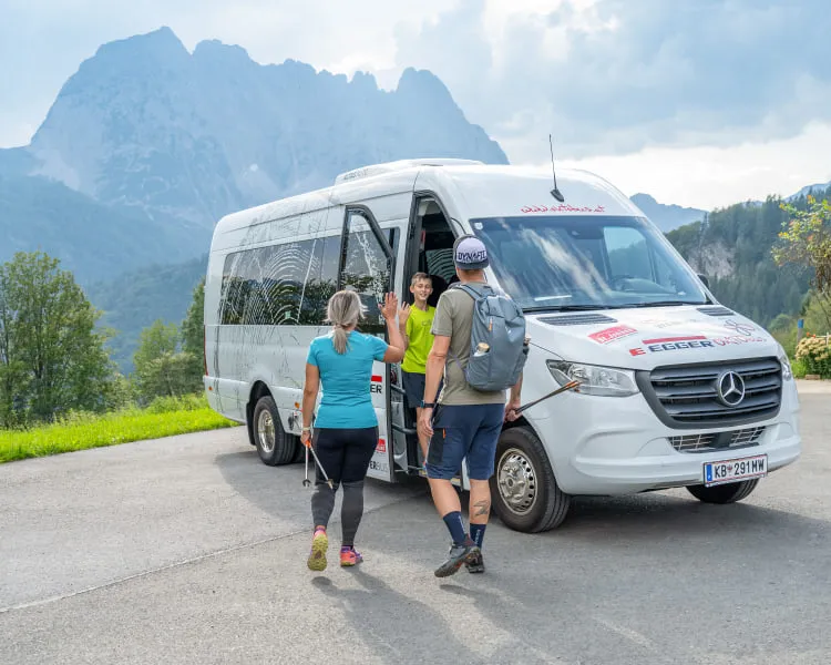 Wanderer stehen vor dem Oktobus in Tirol bei Bergen