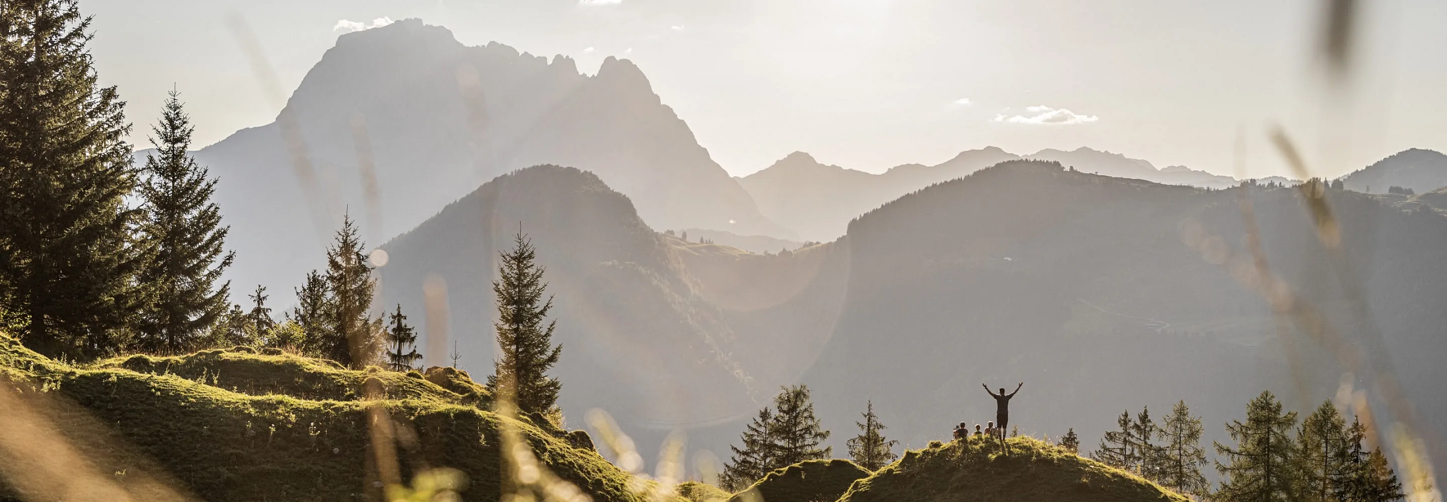 Berglandschaft mit einem Wanderer auf der Huberalm bei Herbstlicht.