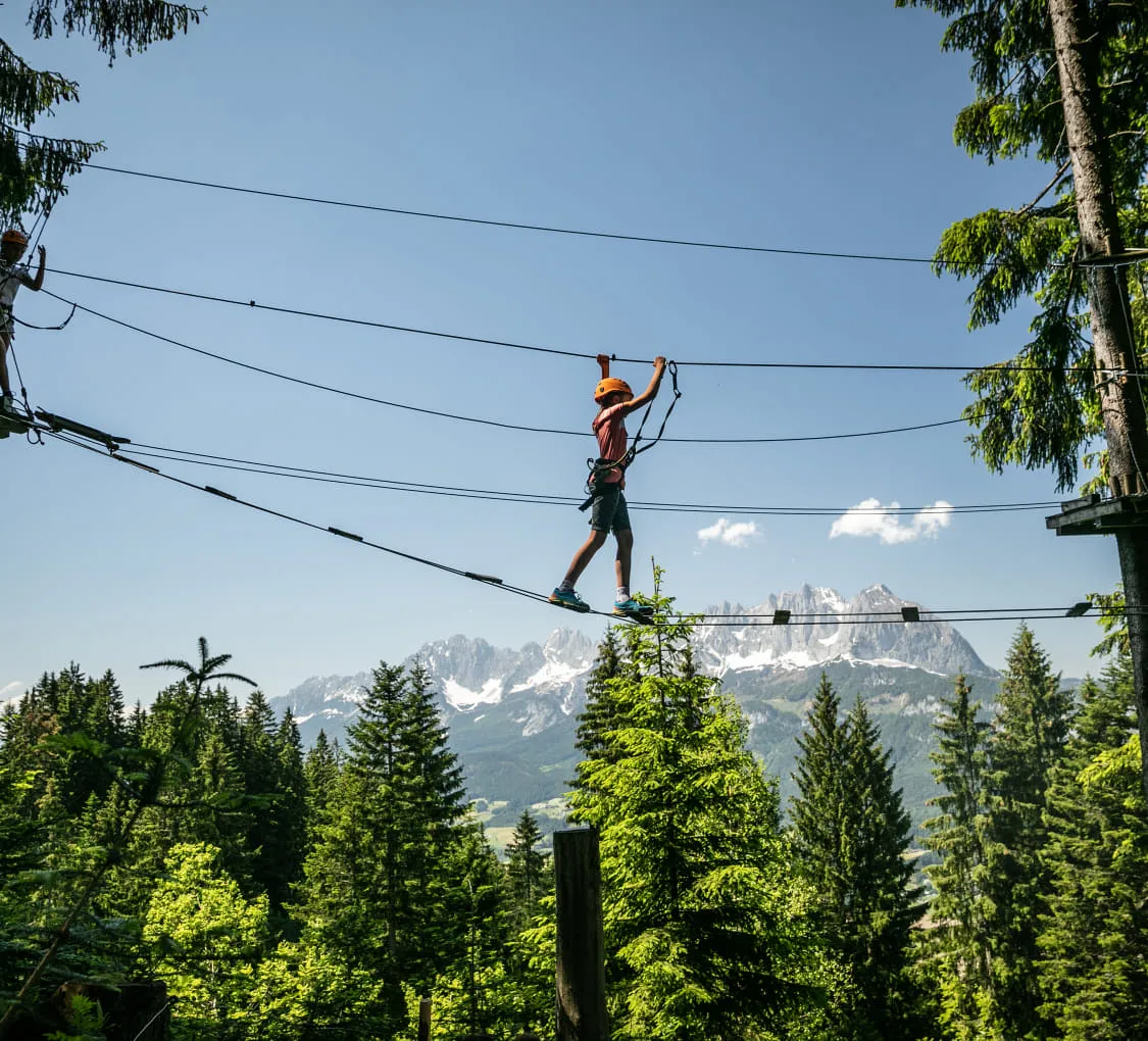 Person klettert im Hochseilpark Hornpark, Tirol