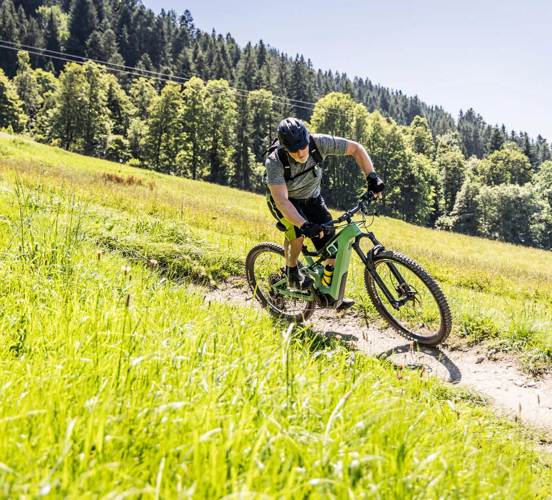 Mountainbiker auf einer Wiese in St. Johann