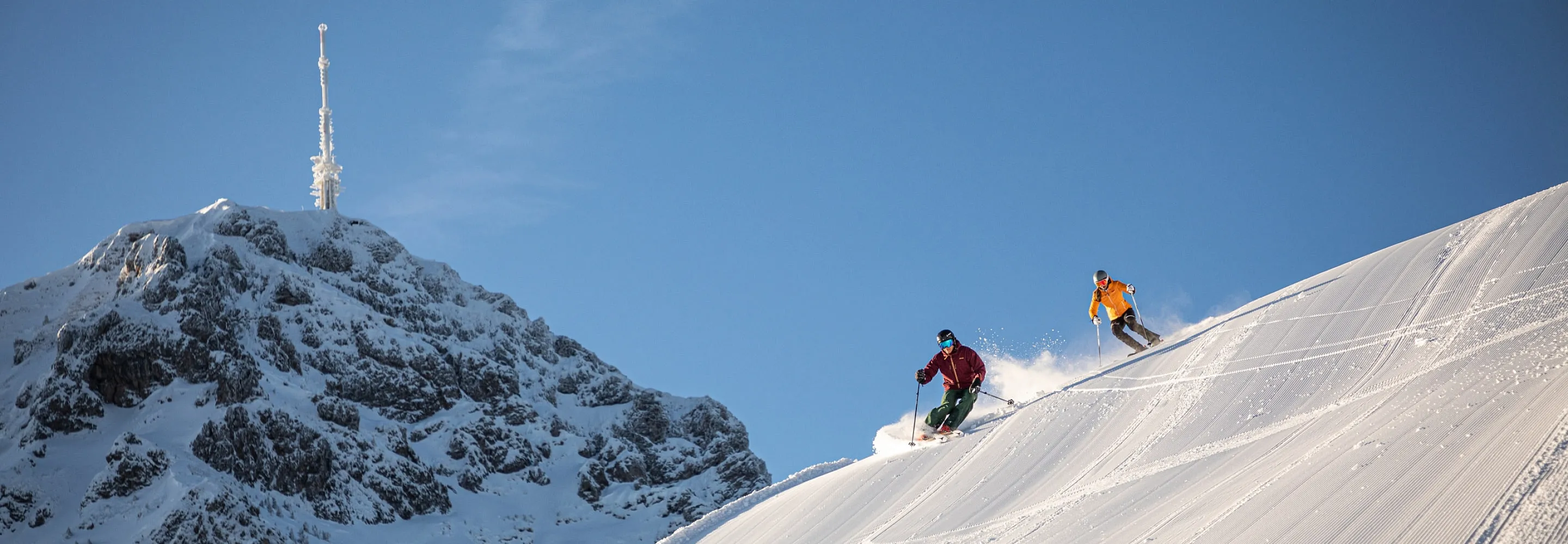 Skifahrer in St. Johann in Tirol mit schneebedecktem Berg