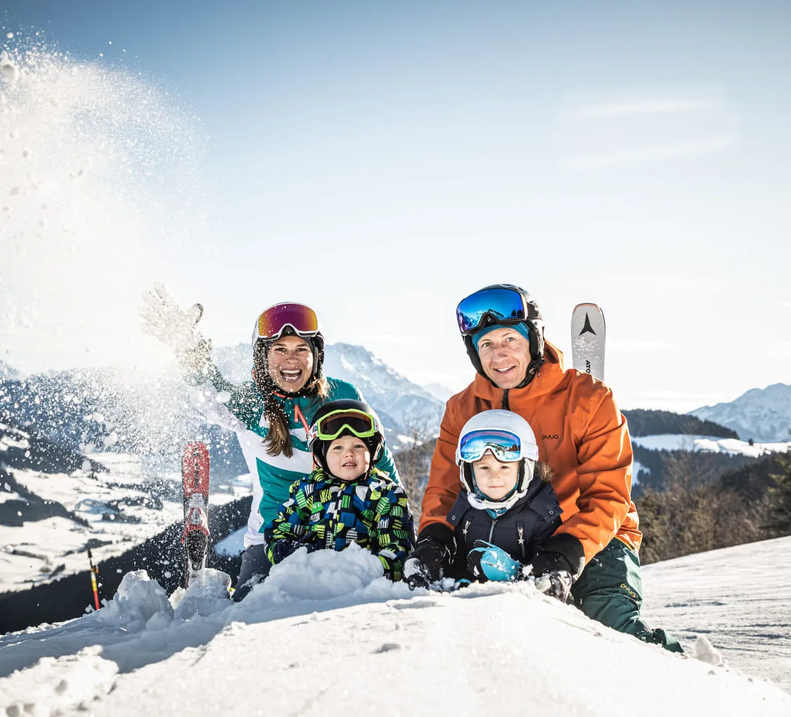 Familie im Winter beim Skifahren in St. Johann in Tirol