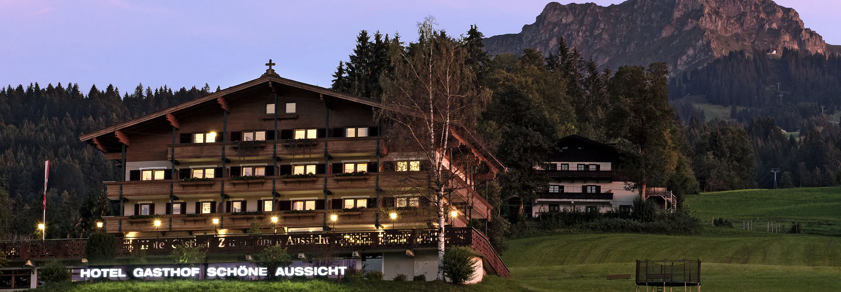 Hotel Schöne Aussicht bei Nacht, mit Bergen im Hintergrund