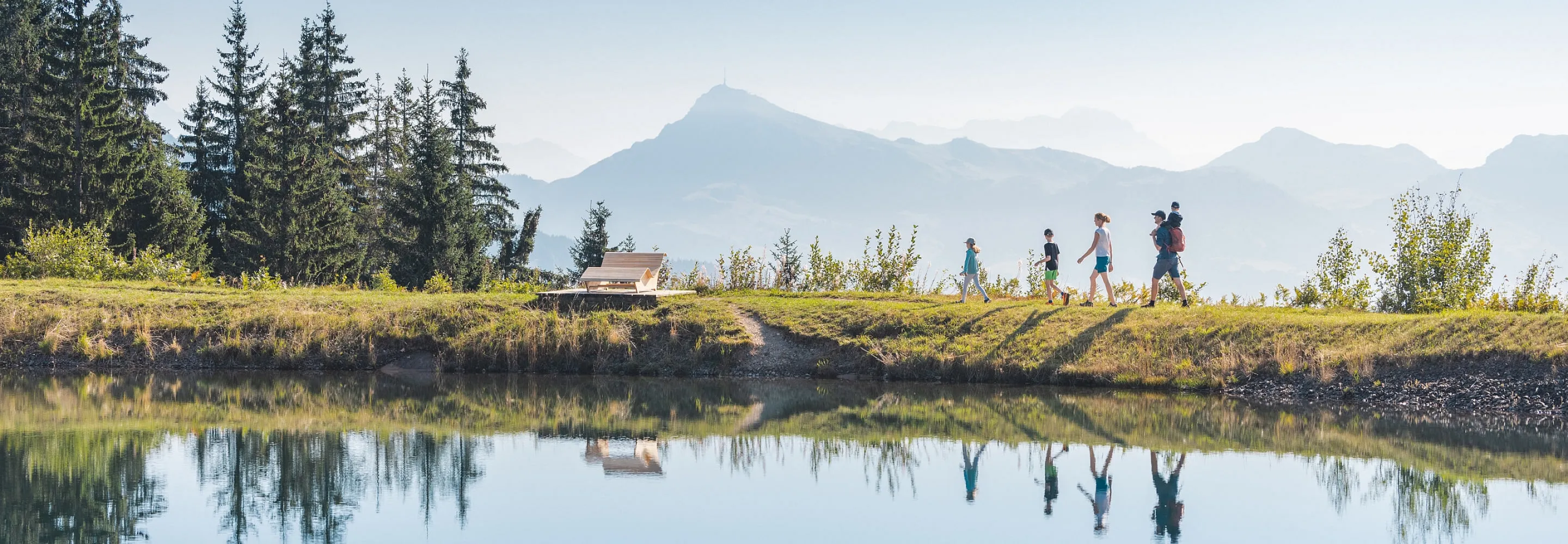 Familie wandert am Salvensee mit Blick auf die Berge