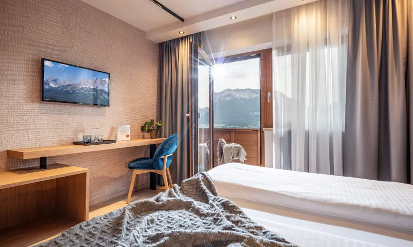 Gemütliches Zimmer mit Balkon und Bergblick im Hotel.