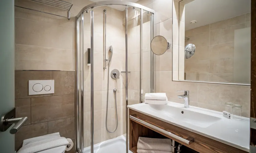 Modernes Badezimmer mit Dusche und Waschbecken im Gasthof