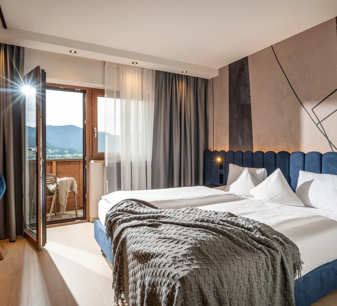 Hotelzimmer mit Blick, gemütlichen Betten und Balkon.