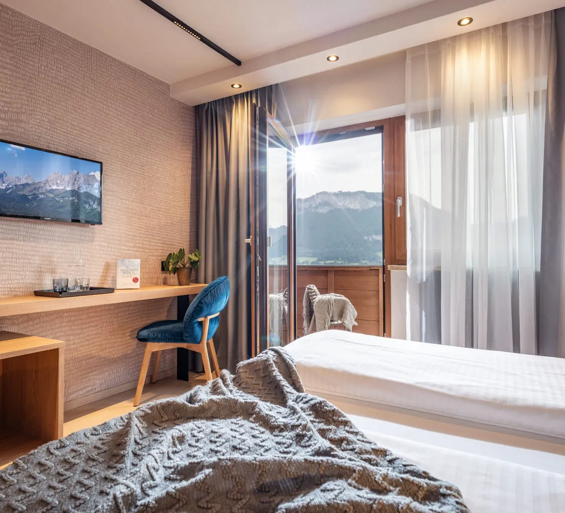 Helle Hotelzimmer mit Bergblick und moderner Einrichtung
