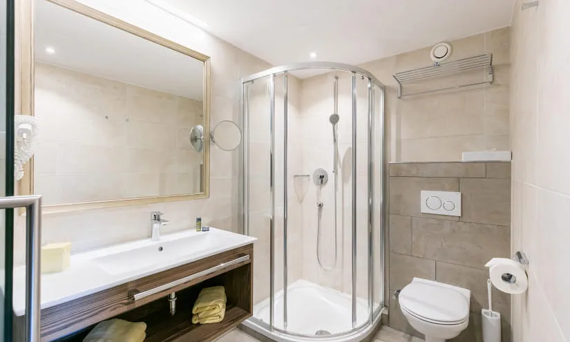 modernes Badezimmer mit Dusche und WC