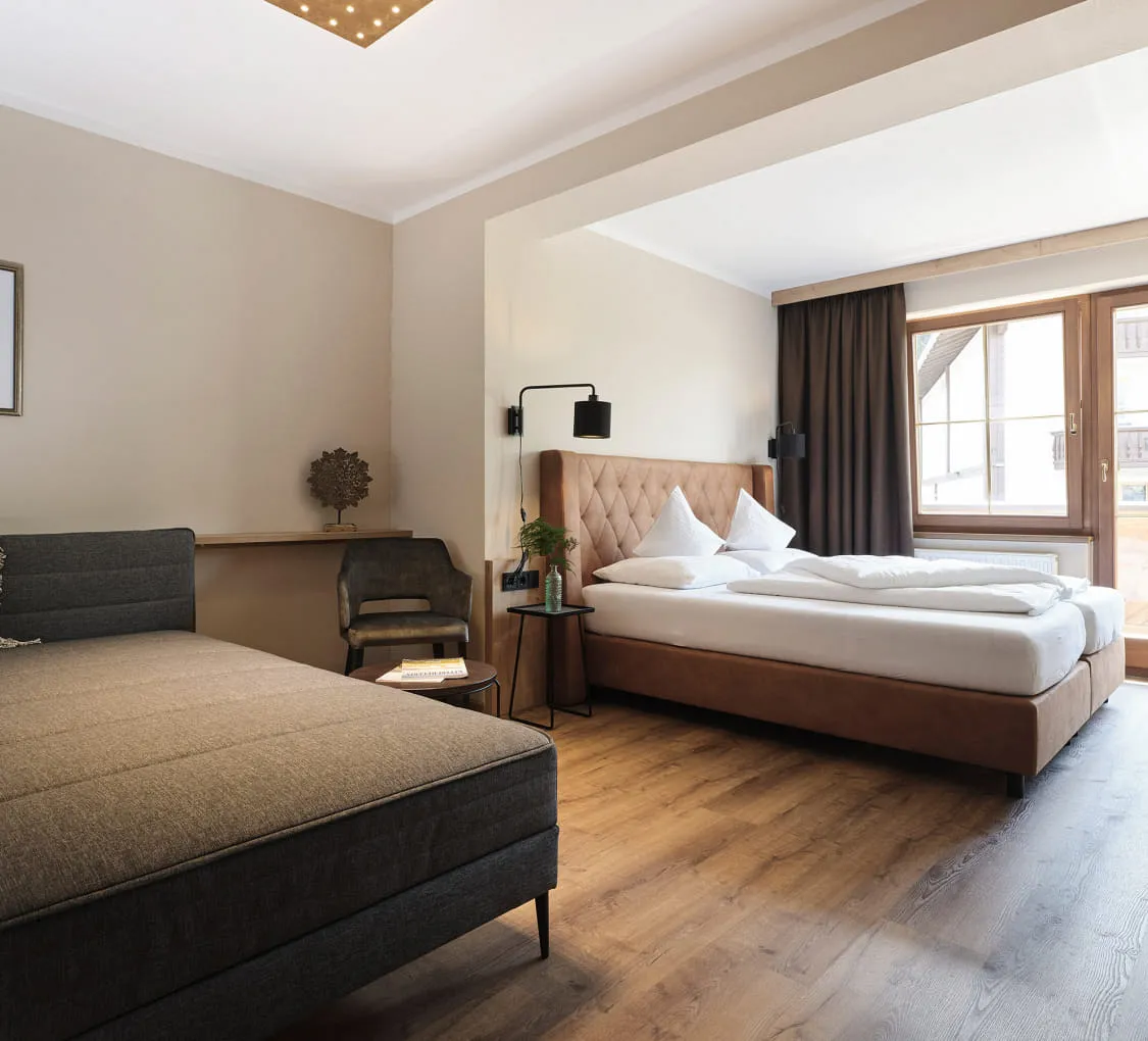 Modernes Hotelzimmer mit zwei Betten und Holzfußboden