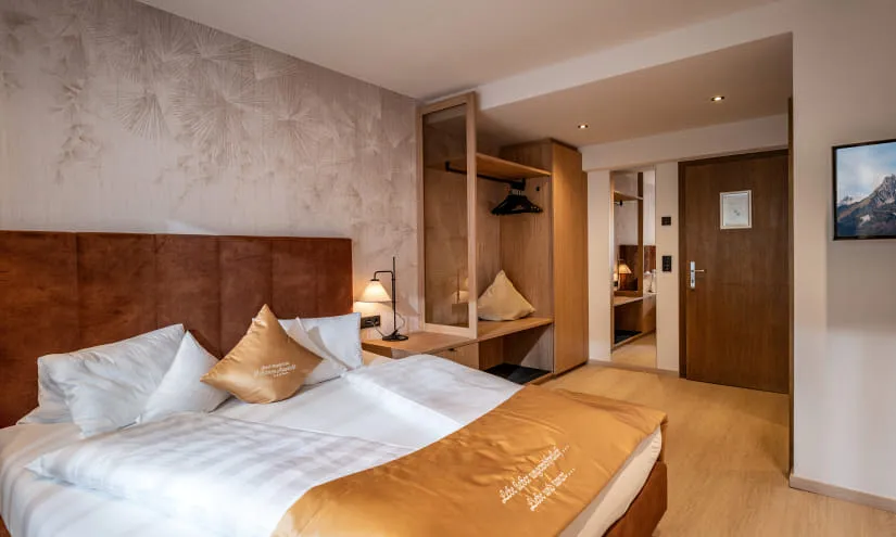 Helle Hotelzimmer mit Doppelbett und moderner Einrichtung